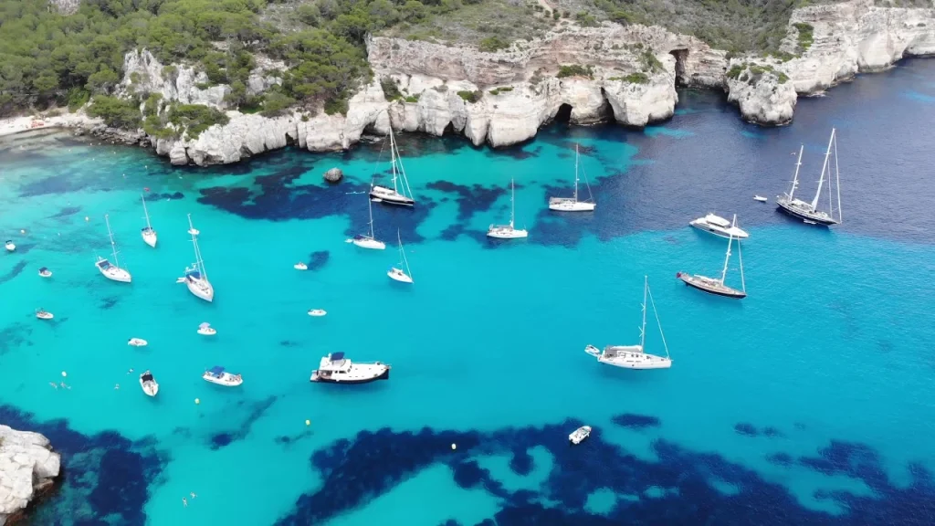 disfruta de un paseo en barco por la isla de Menorca y sus calas secretas